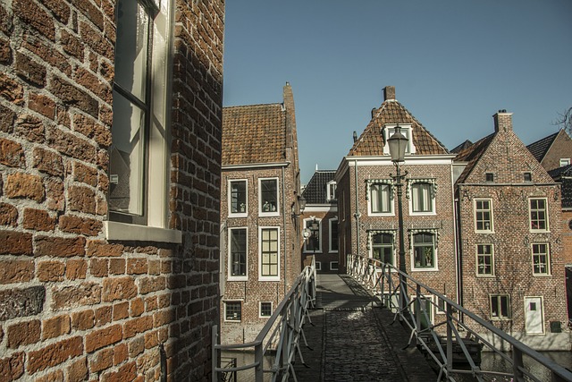 Snelwegen door de Tijd: Geschiedenis van het Nederlandse Wegenstelsel